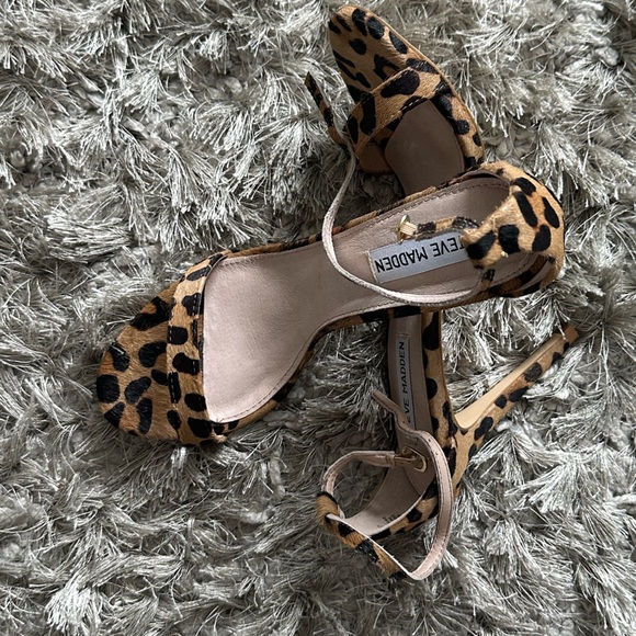 Steve Madden Stecy Leopard print sandals with heel. Size 8.5 - Picture 3 of 4
